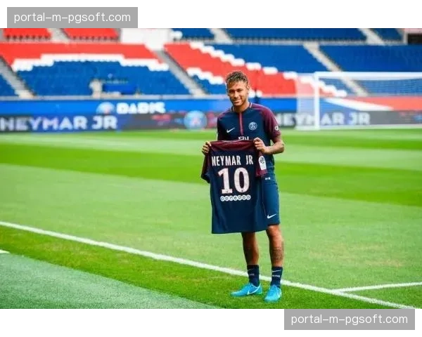 前巴黎球星内马尔现身王子公园球场观看老东家比赛