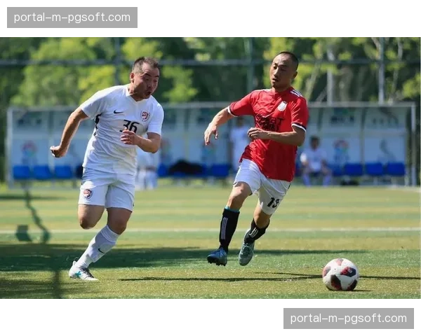特写:柏林草根足球周末,业余球员在社区球场感受职业氛围 特写:柏林草根足球周末,业余球员在社区球场感受职业氛围