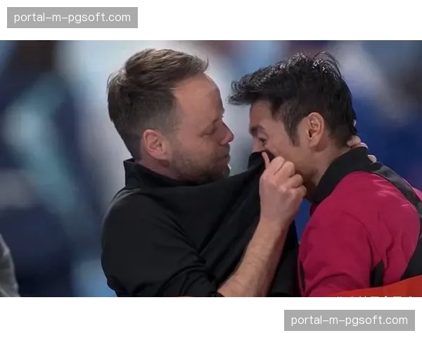 特写：运动员失败后掩面走下赛台，教练给予的无声拥抱